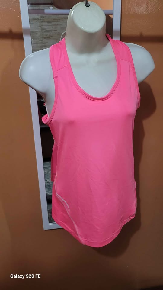 Blusa deportiva Color rosado Neón